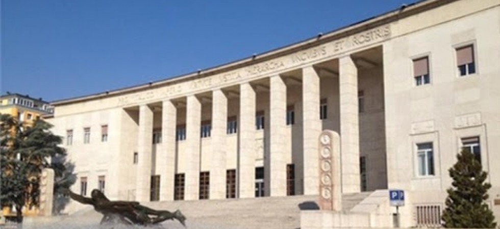 Hanno scosso troppo forte la figlia per farla smettere di piangere: oggi è strabica